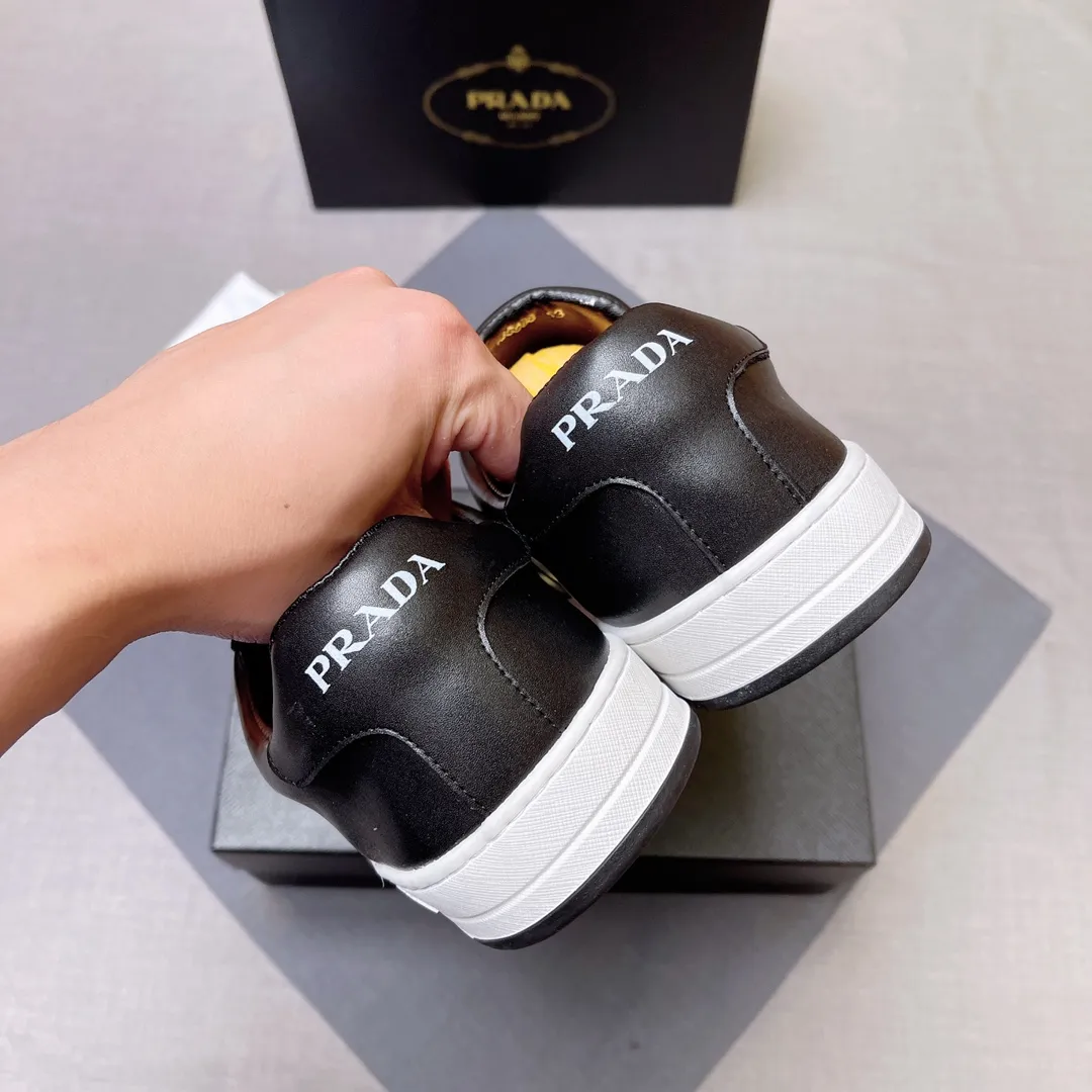 P380 Prada Prada's new men's leather sneakers, the highest version on the market, any comparison is welcome🆚! The original leather has excellent texture and is super high-end! Fetal sheep net lining imported from Italy, removable pad! Luxurious materials and fine workmanship, highly recommended! Code number 38-45 No. 058